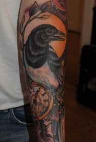 小臂带有时钟的彩色鸟纹身图案