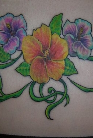 腰部黄色和紫色花朵纹身图案