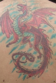 背部红色的龙与翅膀纹身图案