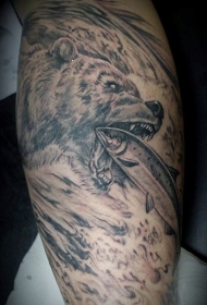 手臂黑白大熊捕鱼个性纹身图案