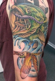 大臂彩绘上钩的鱼和蜻蜓纹身图案