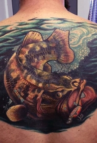 惊人的彩绘上钩鱼背部纹身图案