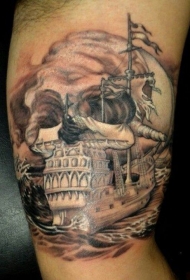 手臂航海主题的帆船结合骷髅纹身图案