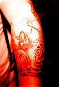 手臂维京战士传统艺术纹身图案