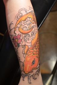 手臂彩色的鲤鱼和波浪纹身图案