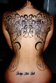 背部美妙的黑色翅膀与藤蔓纹身图案