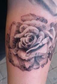 手臂黑白五线谱组合的玫瑰纹身图案