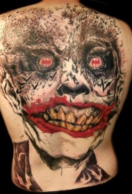 背部可怕的巨大彩色小丑与蝙蝠纹身图案
