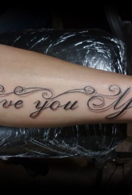 手臂上对妈妈表达爱的英文字母纹身图案