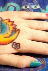 手背鲜艳的颜色小鸟纹身图案
