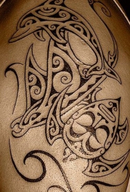 部落风格黑白海豚图腾手臂纹身图案