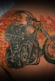 背部幽灵骑士与火焰纹身图案