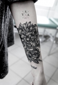 手臂黑色线条的花朵与字母纹身图案