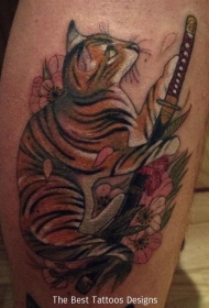 小腿彩色的亚洲虎纹猫咪与武士剑纹身图案