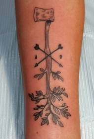 手臂设计风格黑色交叉箭头和树斧头纹身图案