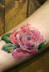 大臂水彩画风格的大玫瑰纹身图案