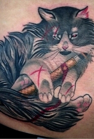 腹部彩色受伤的猫与武士剑纹身图案