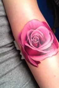非常华丽的粉红色玫瑰手臂纹身图案