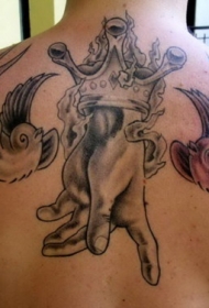 背部燕子与手和皇冠纹身图案