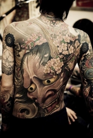 背部彩色恶魔面具和樱花纹身图案