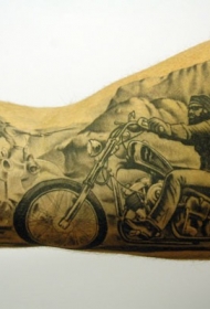 大臂骑士和摩托车纹身图案
