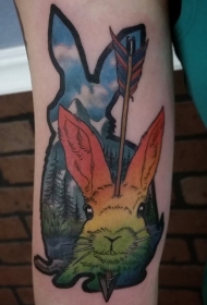 手臂不寻常的设计彩色兔头部和箭头纹身图案