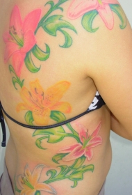 背部和侧肋不同色彩的百合花纹身图案