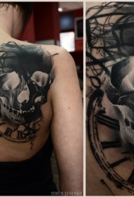 背部好看的黑色特殊骷髅与时钟纹身图案