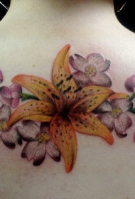 背部彩色的百合花和花蕊纹身图案