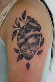 大臂雕刻风格黑色心脏树叶纹身图案
