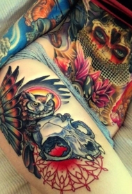 大腿彩色的猫头鹰和骷髅纹身图案