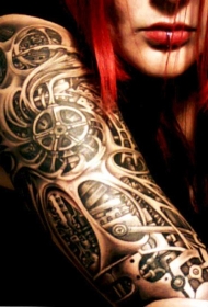 女生手臂黑色生物力学齿轮纹身图案