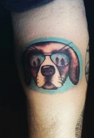 手臂很酷的卡通彩色狗和太阳眼镜纹身图案
