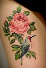大腿粉红牡丹花与翠鸟纹身图案