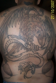 背部大鹰狩猎蛇纹身图案