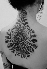 背部不寻常的黑白大花图腾纹身图案