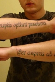 男子双手臂拉丁文字母纹身图案