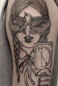 手臂黑色线条小鸟与女孩头像纹身图案