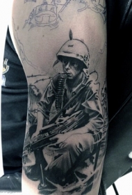手臂黑白二战士兵肖像纹身图案