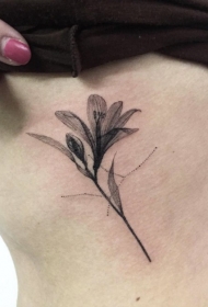 侧肋小小的黑色漂亮花朵纹身图案