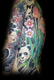 背部和手臂栩栩如生的彩色熊猫纹身图案