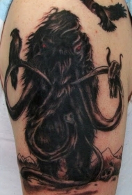手臂黑暗的猛犸象和乌鸦纹身图案