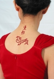 红色中国风象征汉字与小鸟纹身图案