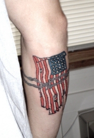 美国国旗和有刺的铁丝网手臂纹身图案