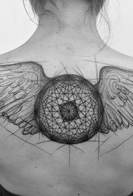 背部黑色线条素描风格神秘的翅膀纹身图案