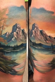 大腿天然的彩色山与湖泊风景纹身图案