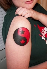 大臂红色和黑色亚洲阴阳八卦与星星纹身图案