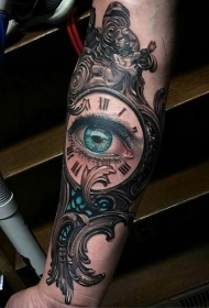 old school手臂时钟与逼真的眼睛纹身图案