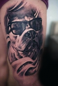 大腿写实的黑白狗和眼镜纹身图案