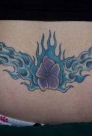 背部蓝色的火焰和紫色花朵纹身图案